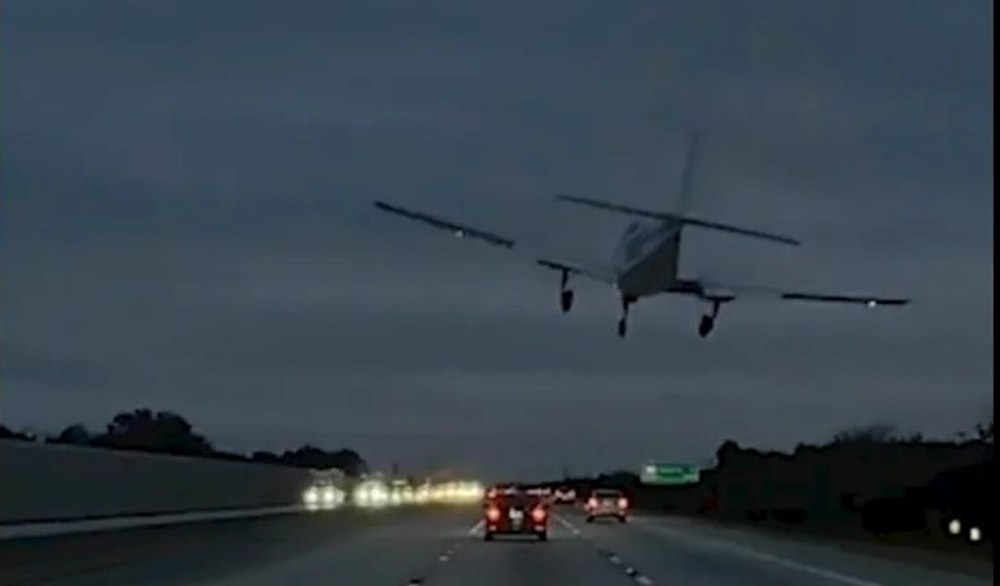 Momentul uluitor în care un avion se prăbușește direct pe o mașină, pe o autostradă din SUA
