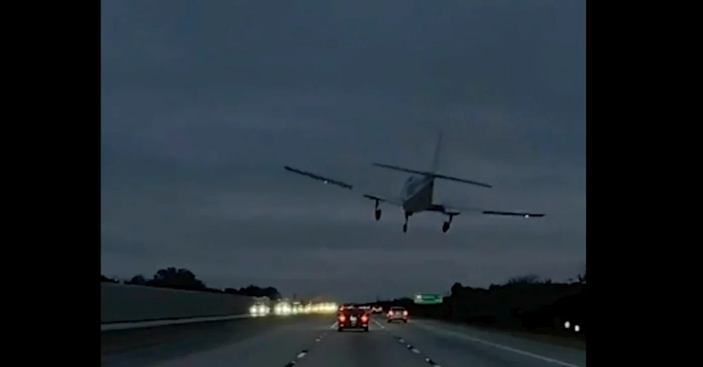 Avionul a lovit o mașină FOTO: Captura video instagram