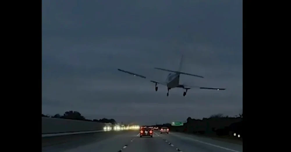 Momentul uluitor în care un avion se prăbușește direct pe o mașină, pe o autostradă din SUA