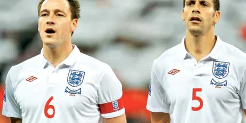 JohnTerry şi Rio Ferdinand nu mai pot alcătui cuplul de fundaşi centrali ai Angliei    