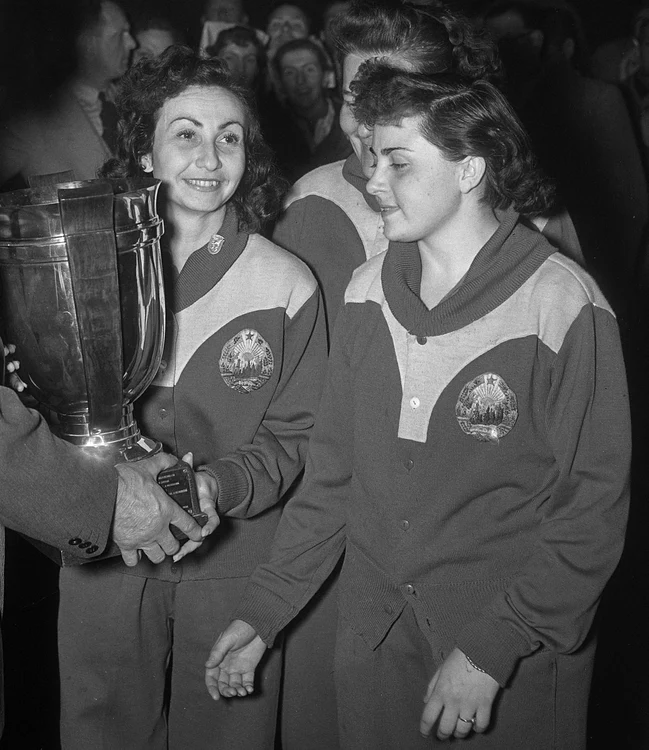 Angelica Rozeanu și Ella Zeller (dreapta), în 1955 (© Dutch National Archives)