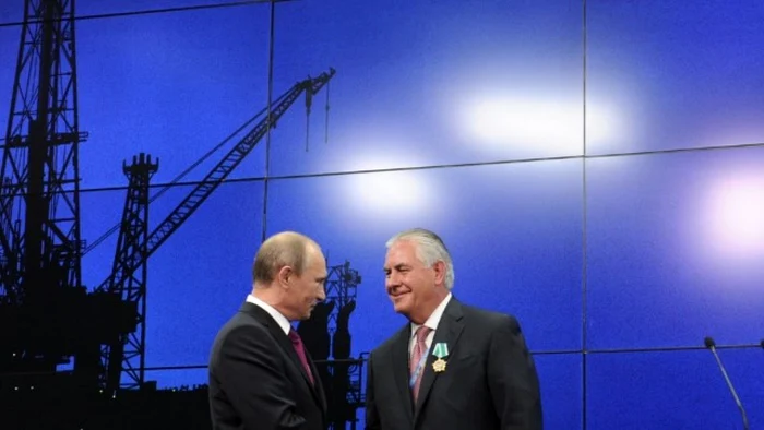 Vladimir Putin îl decorează pe Rex Tillerson cu „Ordinul Prieteniei”