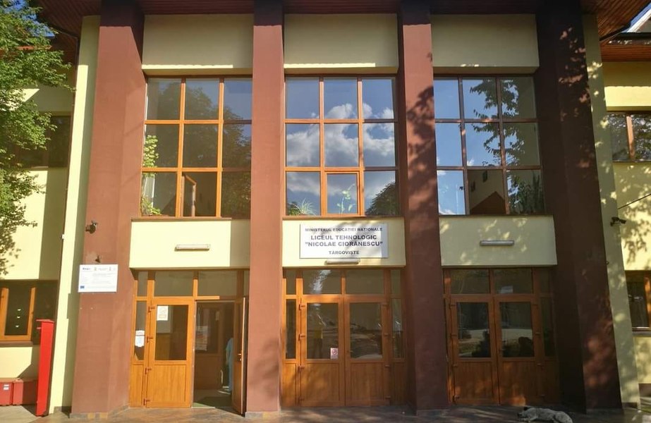 Goana după meseriași și o posibilă soluție. Două fabrici de top din Dâmbovița vor da burse elevilor care vor să se specializeze