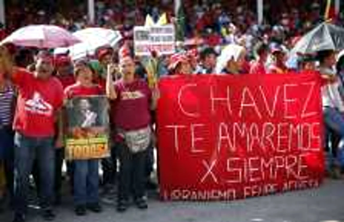 Sicriul cu trupul neînsufleţit al preşedintelui venezuelean Hugo Chavez a fost depus şi deschis, miercuri, la Academia Militară din Caracas, unde a fost realizată o capelă până la funeraliile sale prevăzute pentru vineri FOTO Reuters