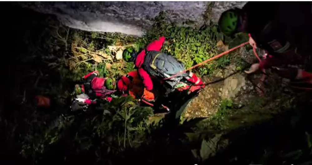 Un turist francez a căzut în zona Valea Căldărilor din Bucegi. Salvamontiștii l-au recuperat după o operațiune de șapte ore