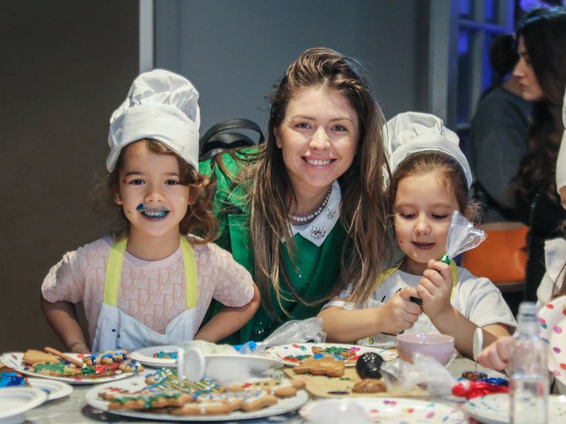 Vedete și influenceri au pregătit, alături de copiii lor, turtă dulce la Atelierul de Crăciun Disney+