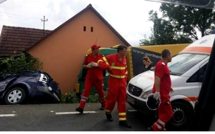 Autoturismul a fost distrus aproape în întregime. Foto: aradon.ro