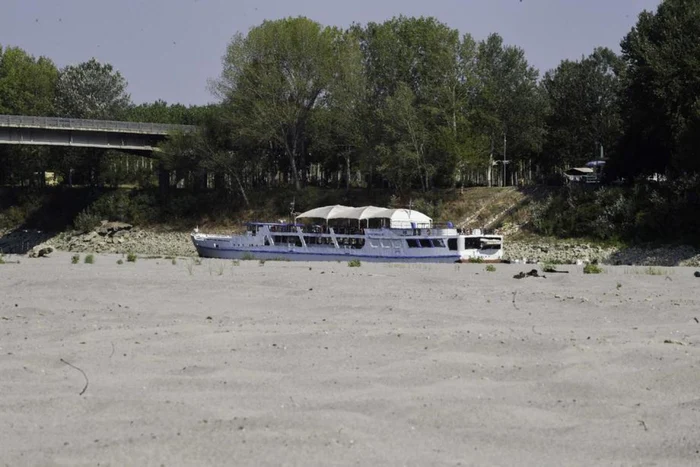 Albia secată a fluviului Pad, în nordul Italiei Foto: EPA EFE
