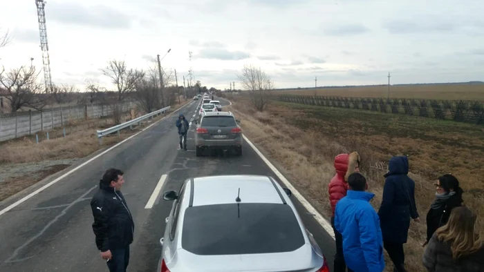 Românii aşteaptă să iasă din ţară