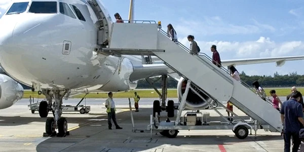 avion aeroport turisti imbarcare article main image jpeg