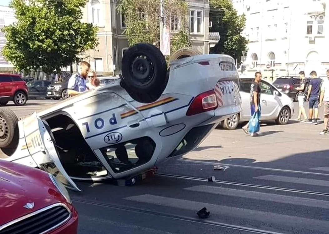 Mașină de poliție răsturnată, în urma unui accident rutier