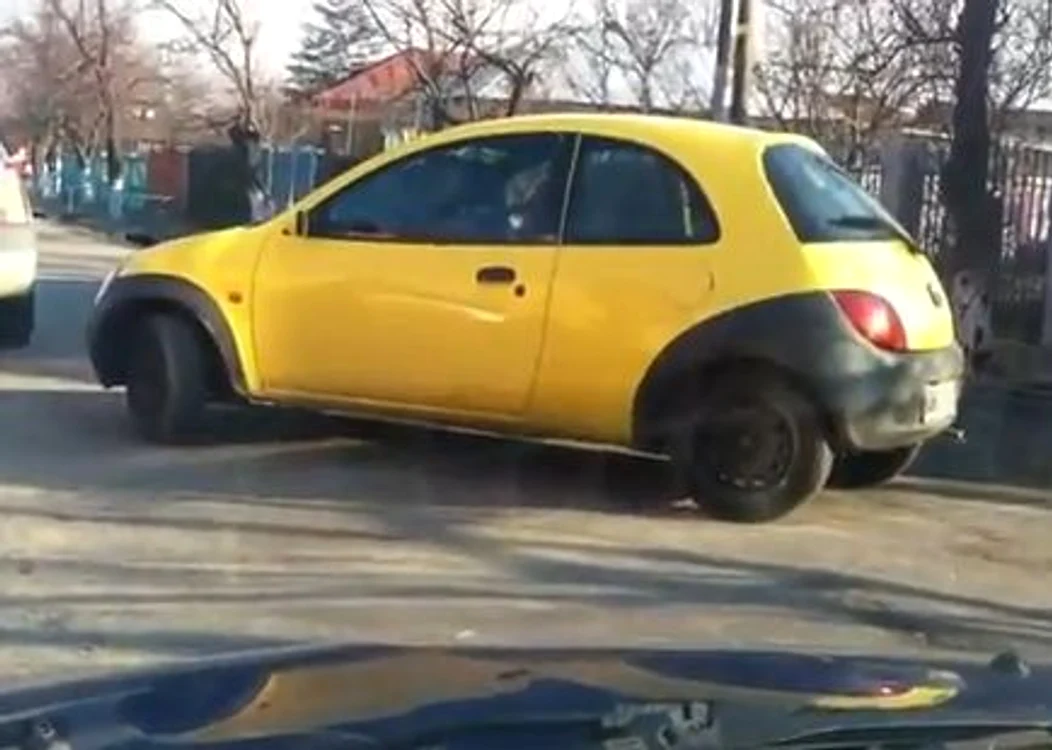 Femeia de la volanul maşinii a fost depăşită de situaţie atunci când a trebuit să ia o curbă