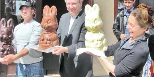 Boris Jean Pierre Weyssow (centru) şi soţia lui, Marie Paule Carels, prezintă primele produse ale fabricii de ciocolată belgianp