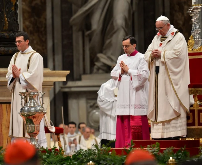 Papa Francisc in timpul slujbei din Joia Sfântă FOTO AFP