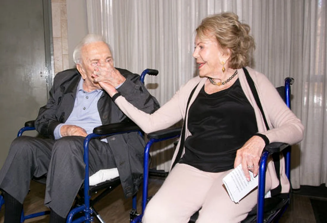 Kirk Douglas, alături de soţia sa, la aniversarea a 101 ani de viaţă