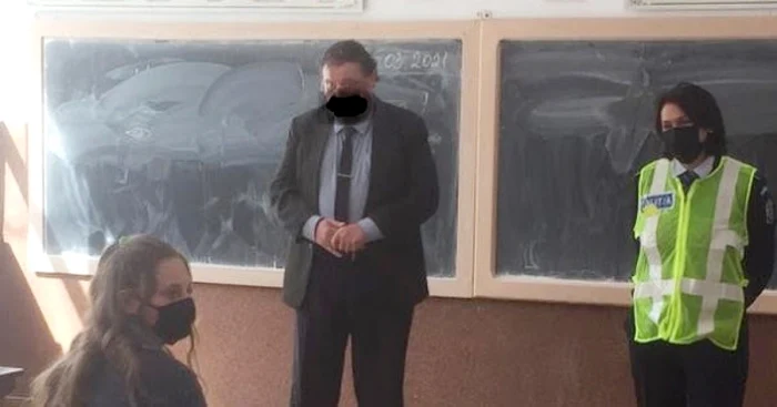 Profesor din Suceava cu masca de protecţie „desenată” / FOTO IPJ Suceava