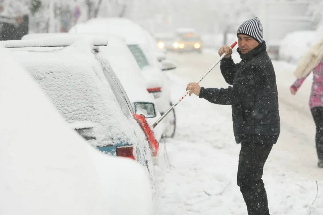 Iarna cu ninsori abundente se mai lasă așteptată în București. Foto: Dorin Costanda