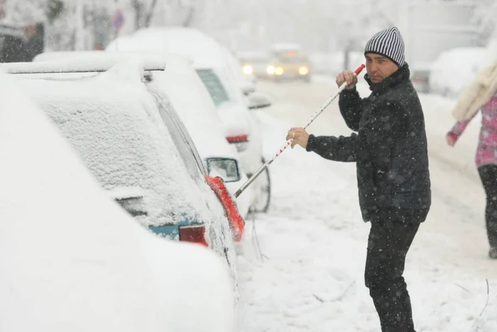 Iarna cu ninsori abundente se mai lasă așteptată în București. Foto: Dorin Costanda