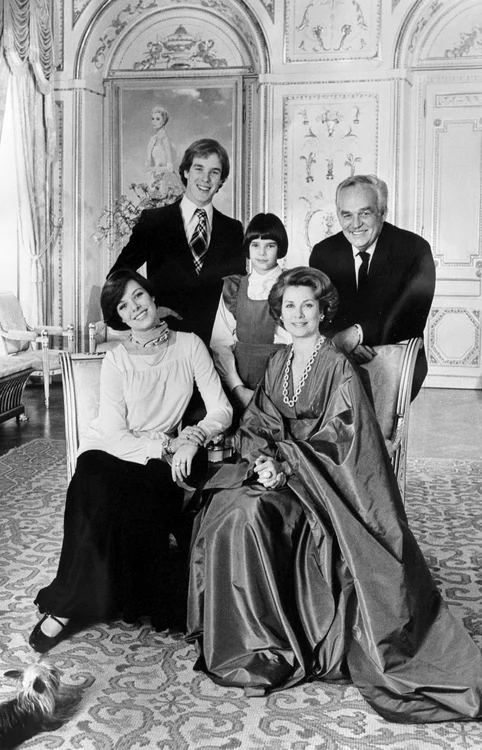 Rainier al III-lea şi Grace,  alături de copiii lor,  în 1976: prinţesa Caroline (jos,  alături de mama sa),  prinţul Albert şi prinţesa Stephanie (în picioare)