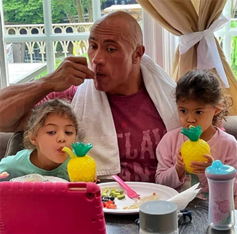 
    Alec Baldwin (63 de ani) nu angajează om să cureţe piscina pentru că se ocupă el  