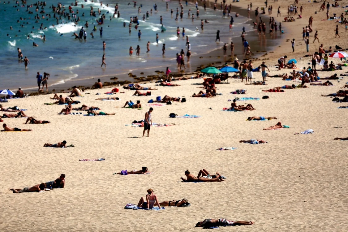 Oameni se bronzează pe plaja Coogee în Sydney Australia FOTO Guliver/Getty Images