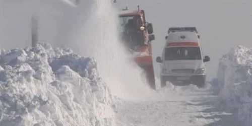 Ambulanţele ajung până la locuinţele bolnavilor din nordul judeţului numai cu ajutorul utilajelor de deszăpezire