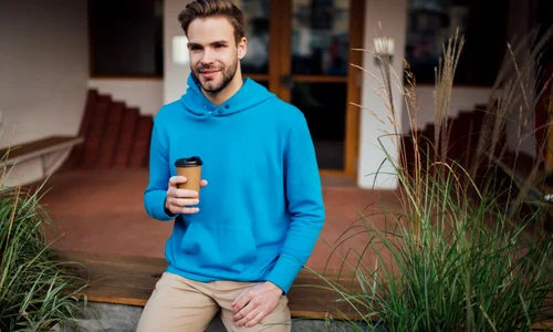 okmagazin ro Cum sa por i o bluza cu gluga barbateasca pentru orice ocazie jpg