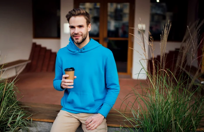 okmagazin ro   Cum sa por i o bluza cu gluga barbateasca pentru orice ocazie jpg