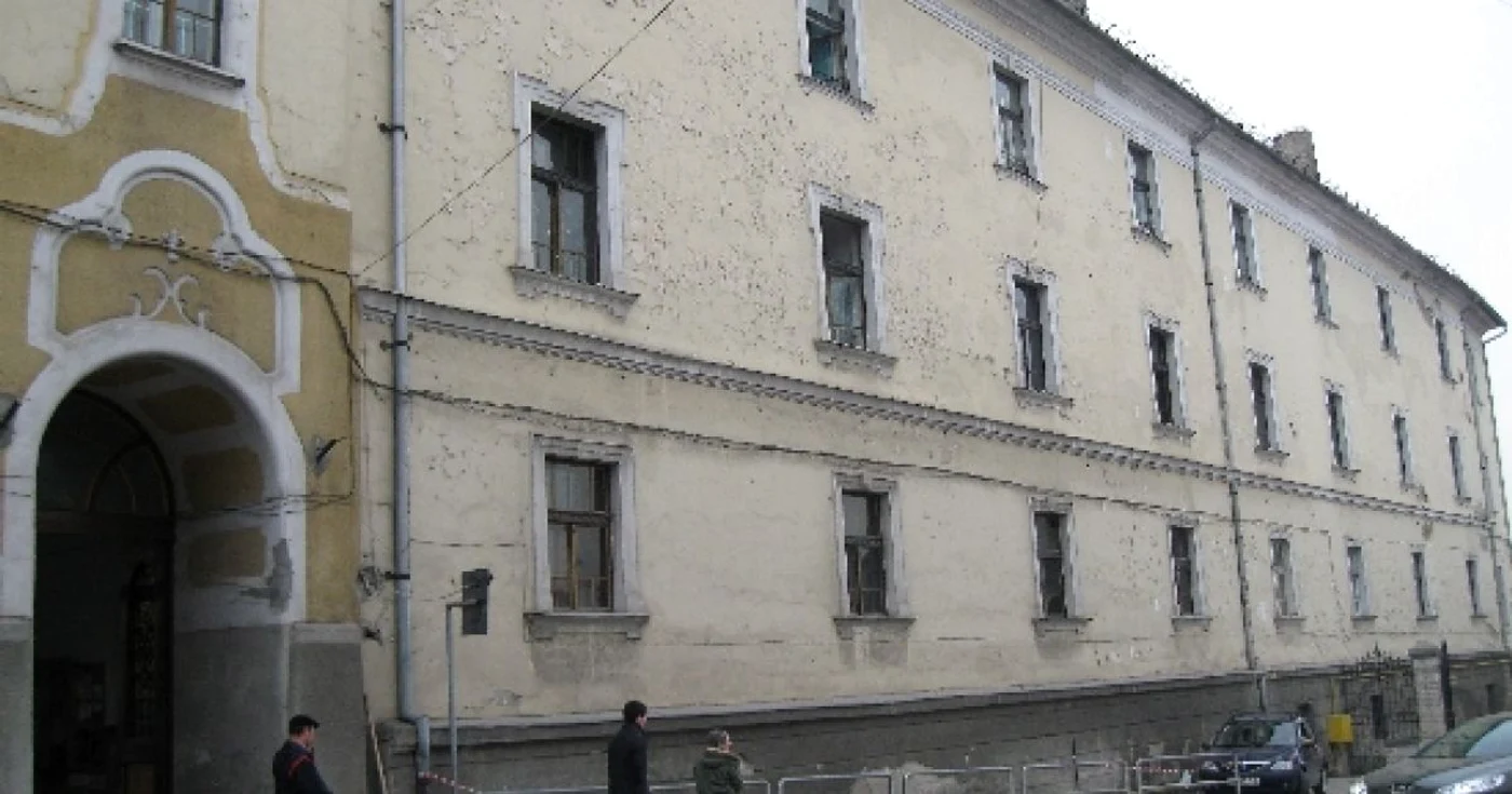 Bucăţi din acoperişul liceului cad pe trotuar