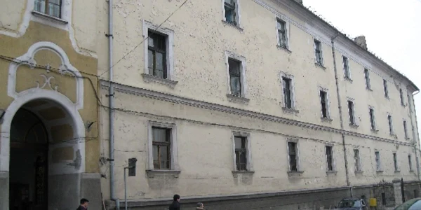 Bucăţi din acoperişul liceului cad pe trotuar