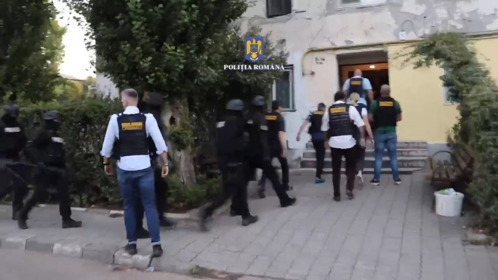 Capcana „lover boy”. Doi bărbați din Târgoviște, reținuți pentru exploatarea unor femei în Europa VIDEO