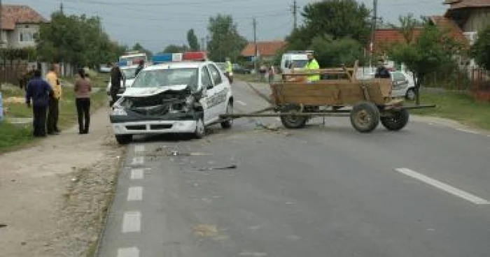 Râmnicu Vâlcea: Un căruţaş ameţit de alcool a lovit maşina poliţiei din Băbeni