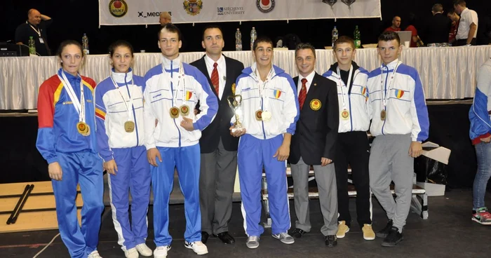 Delegaţia de la clubul de karate Dojokan Activ Aiud, imediat după festivitatea de premiere