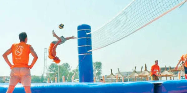 Combinaţie de volei  şi tenis cu piciorul