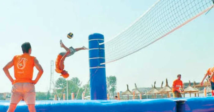 Combinaţie de volei şi tenis cu piciorul
