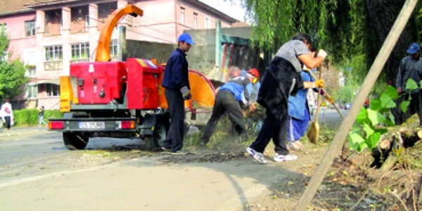 Reşiţa: Angajaţii primăriei au început curăţenia de toamnă