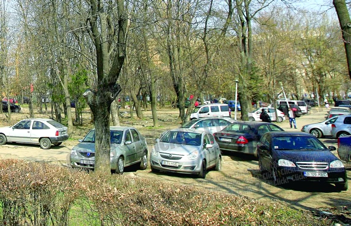 
    De cum s-a încălzit afară, şoferii au început să-şi lase  maşinile chiar pe spaţiul verde din faţa spitalului. Ei se  justifică spunând că nu au locuri de parcare  