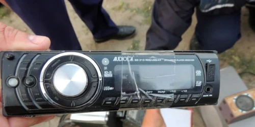 Oamenii legii au găsit la locuinţele suspecţilor mai multe bunuri furate din autoturisme