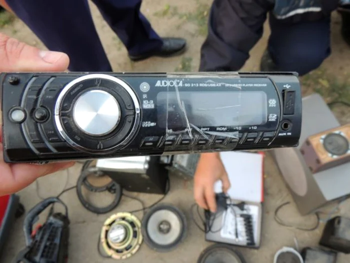 Oamenii legii au găsit la locuinţele suspecţilor mai multe bunuri furate din autoturisme