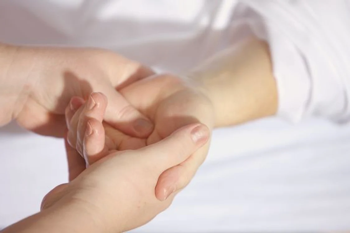 
    Ştii că ai efectuat corect masajul atunci când pielea începe să aibă o culoare mai pală.www.clickpentrufemei.ro  