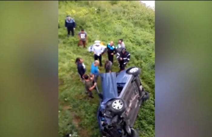 Maşina a căzut de la patru metri înălţime în gol. FOTO: Captură video