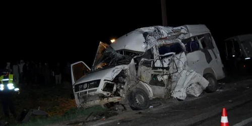 Trei persoane au murit în urma accidentului.