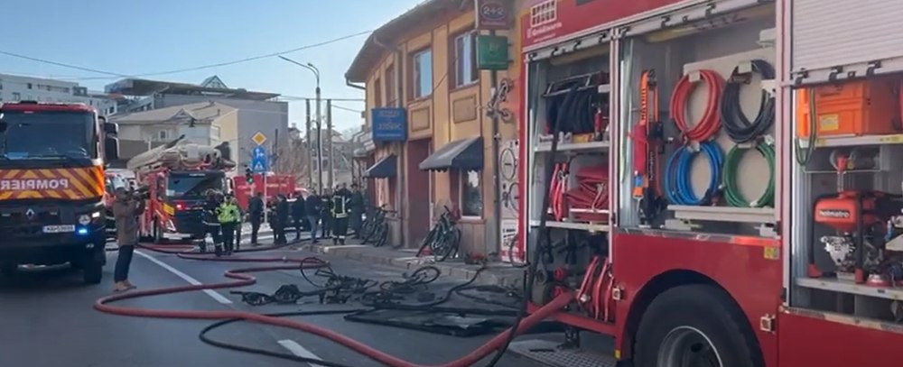 Clădire cuprinsă de flăcări în Pitești. Un tânăr a fost preluat cu arsuri la nivelul corpului