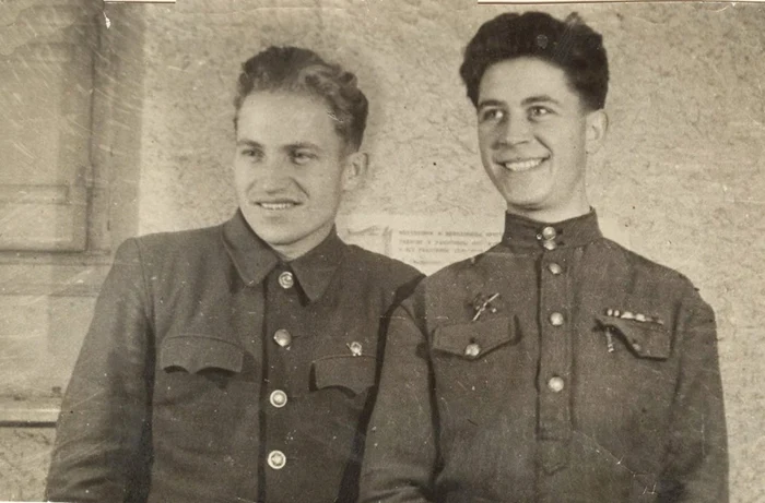 Alexei Marinat- în dreapta - student la filologie, Universitatea de stat din Chişinău. Ultima fotografie înainte de arest (1947 )                                                                                                                                          Fotografii: Arhiva Personală a lui Andrei Marinat, fiul scriitorului