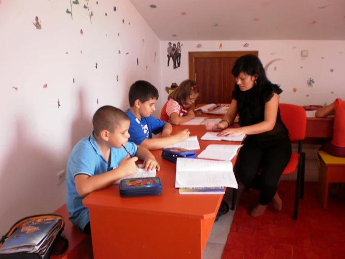 Copiii îşi fac lecţiile îndrumaţi de personal calificat