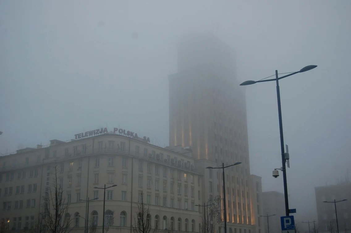 Sediul televiziunii poloneze din Varşovia învăluit de ceaţă în dimineaţa zilei de 10 noiembrie 2018 FOTO Dragoş Tîrnoveanu/45north