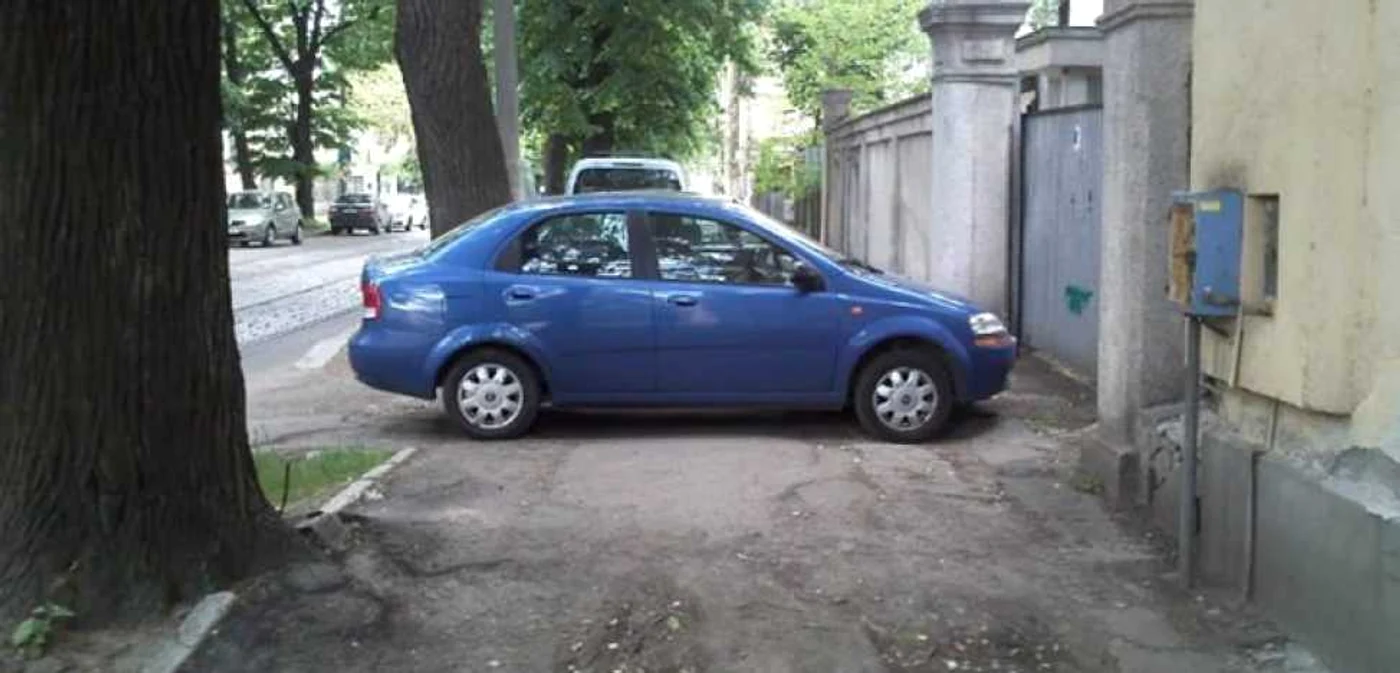 Poliţia a început să-i amendeze pe cei care intră pe interzis sau parchează aiurea.