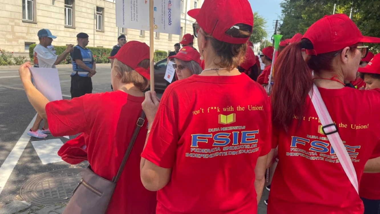 Mesaj controversat pe tricourile profesorilor protestatari din Alba. FOTO: Alba24