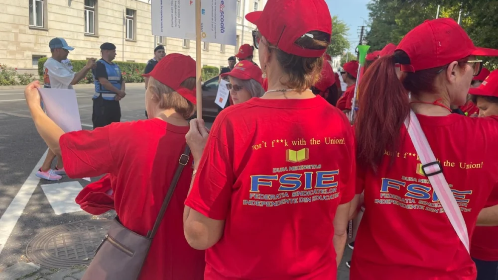 Tricouri imprimate cu o înjurătură în limba engleză purtate de sindicaliștii din educație: „Don`t f..k with the Union”