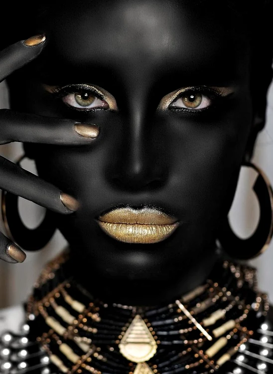 Adelina Pestriţu a stat trei ore la machiaj şi două la coafor